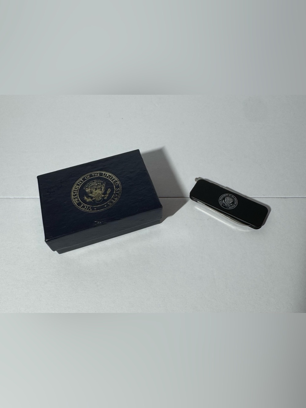 US Vice President Seal Black Pocketknife with Al Gore Signature